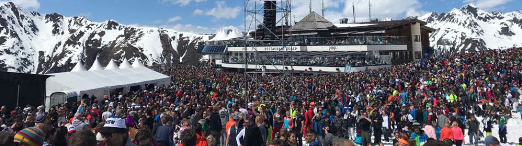 Sowohl Skifahrer als auch Fußgänger mischten sich unter das Partyvolk.