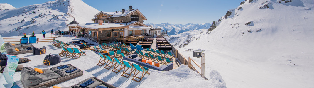 In der Sunbed-Area der Wedelhütte kannst du die Sonne genießen.
