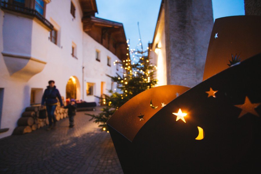 Viele warme Lichter stimmen im Passeiertal auf die Weihnachtszeit ein.