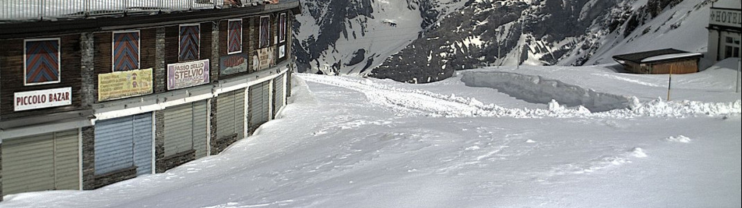 Pass-Straße noch nicht geräumt: Erst am 1. Juni startet die Saison am Stilfser Joch, dem einzigen reinen Sommerskigebiet in den Alpen. Vorher ist die Gletscherstraße nicht frei zu bekommen.