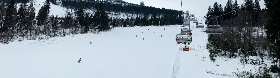 Am Arber im Bayerischen Wald läuft die Skisaison bereits auf Hochtouren. Am Samstag kommt noch etwas Neuschnee hinzu.