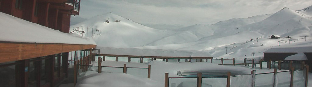 Tief verschneit aber ohne Besucher präsentiert sich aktuell das Skigebiet Valle Nevado über die Webcams.