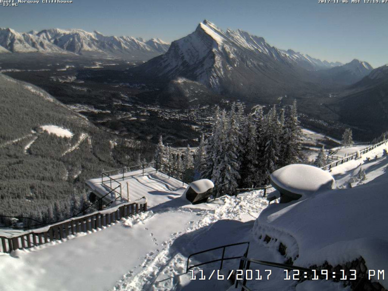 Tief verschneit sind die Hänge am Mount Norquay. Hier ist die Skisaison am 4. November gestartet.