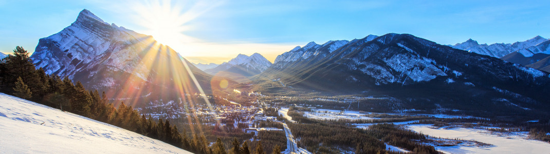 Tief verschneite Hänge erwarten Wintersportler in der Skiregion Banff.