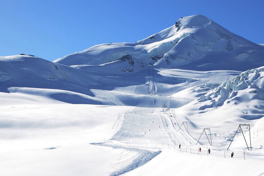 Auf dem Feegletscher in Saas-Fee stehen jetzt schon satte 22 Pistenkilometer zur Verfügung.