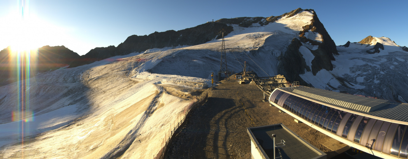 Am Rettenbach-Gletscher in Sölden haben die Schwarze Schneid Bahn I und II sowie der Karleskogl-Schlepplift geöffnet.