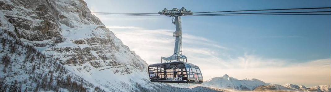 Auf bayerischer Seite geht's mit der Ende 2017 in Betrieb genommenen neuen Seilbahn nach oben.