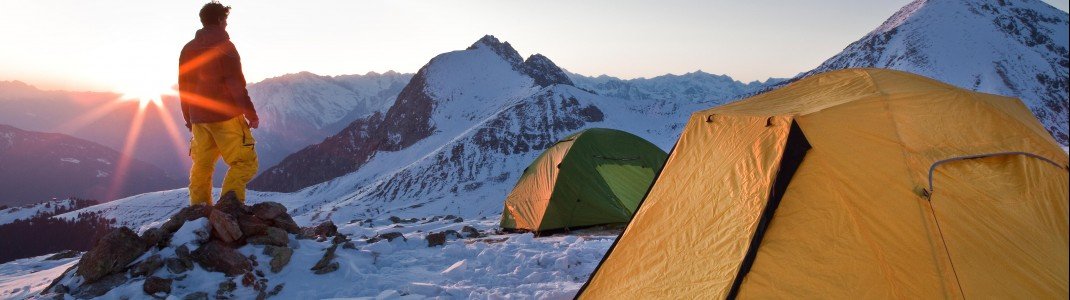 Im Salewa Base Camp übernachtet man auf 2300 Metern in Zelten.