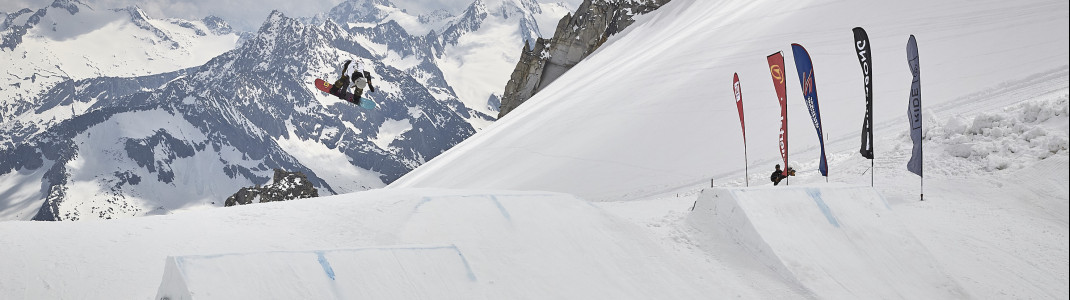 Mit dem Board durch die Luft fliegen kannst du bereits ab dem Spätsommer wieder am Hintertuxer Gletscher.