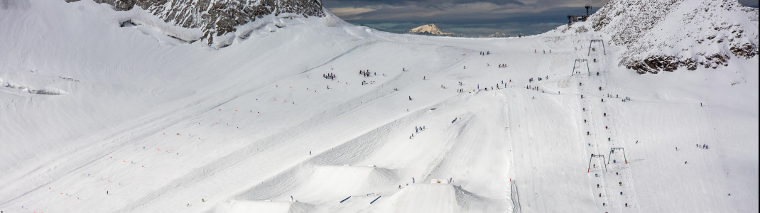 Rechts und links neben dem Snowpark verlaufen die Skipisten am Hintertuxer Gletscher.