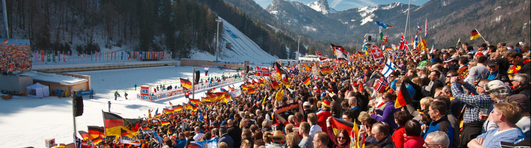 Bis zu 14.000 Fans fiebern in Ruhpolding auf der Tribüne mit.
