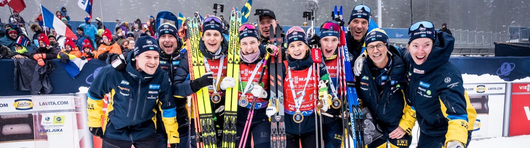 Jubel beim schwedischen Team über den Sieg in der Team Mixed Staffel.