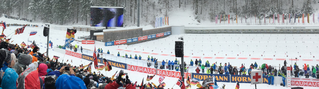 Die große Haupttribüne liegt in Ruhpolding direkt gegenüber des Schießstands.