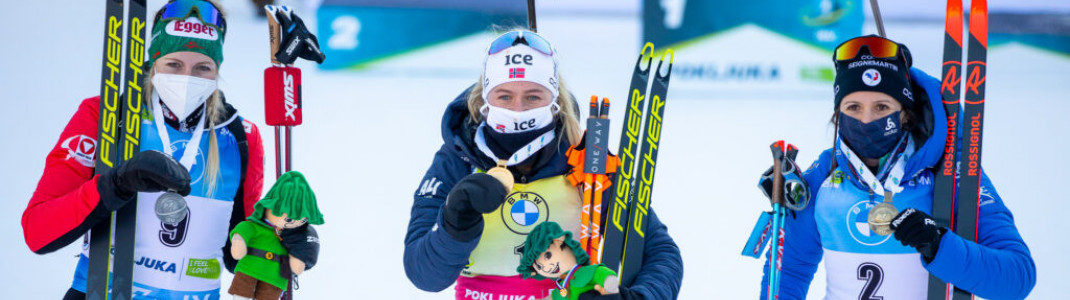 Tiril Eckhoff gewinnt die Verfolgung vor Lisa Theresa Hauser und Anais Chevalier.