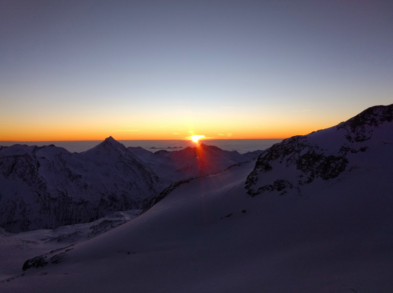 Am Allalin bietet sich ein beeindruckender Ausblick, wenn die Sonne über den Berggipfeln aufgeht.
