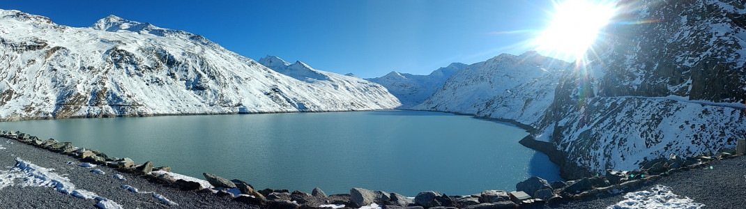 Der Aufstieg lohnt sich: Am Mattmark Stausee erwartet dich ein tolles Bergpanorama.