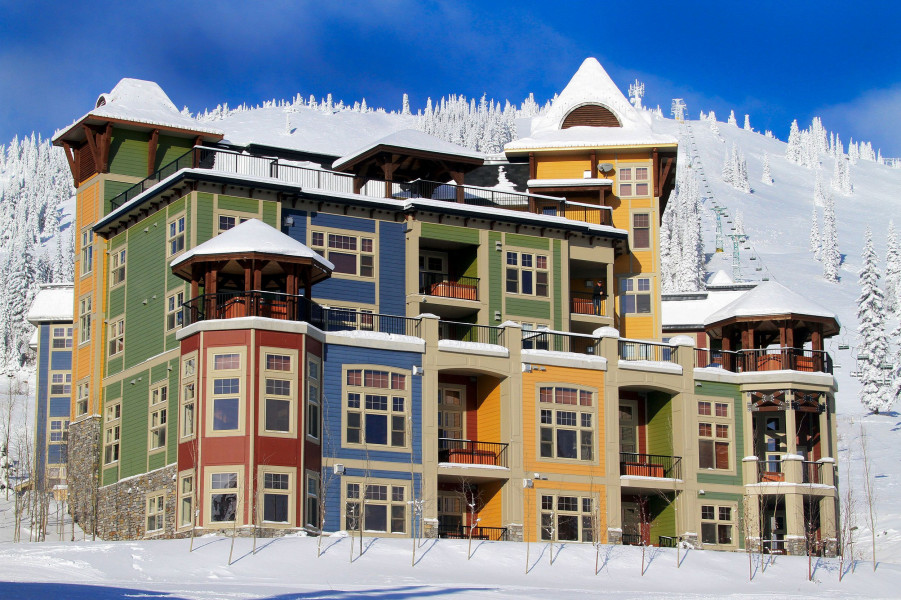 Ihr übernachtet in der exklusiven Snowbird Lodge in Silver Star Village direkt am Fuße des Skigebiets.