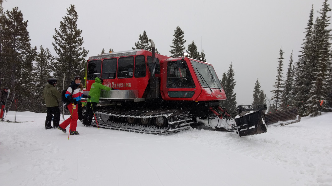 Beim Cat-Skiing befördert dich eine Pistenraupe in abgelegenes Gelände.