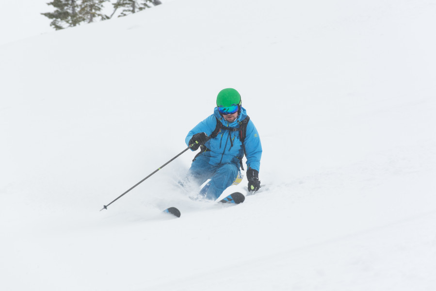 Fortgeschrittene Skifahrer haben auf den technisch anspruchsvollen Abfahrten und abseits der präparierten Pisten jede Menge Spaß.