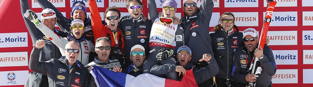 Tessa Worley (Mitte) und das von Colmar ausgestattete französische Skiteam nach dem Gewinn der Goldmedaille im Riesenslalom der Frauen bei der Ski-WM 2017 in St. Moritz.
