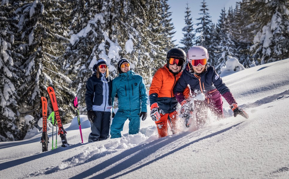 In Dachstein West erwarten dich winterliche Abenteuer für die ganze Familie.