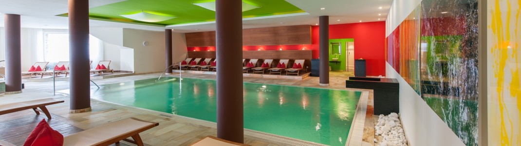 Im Hallenbad des Hotels gibt es einen großen Schwimmpool und einen kleineren Whirlpool.