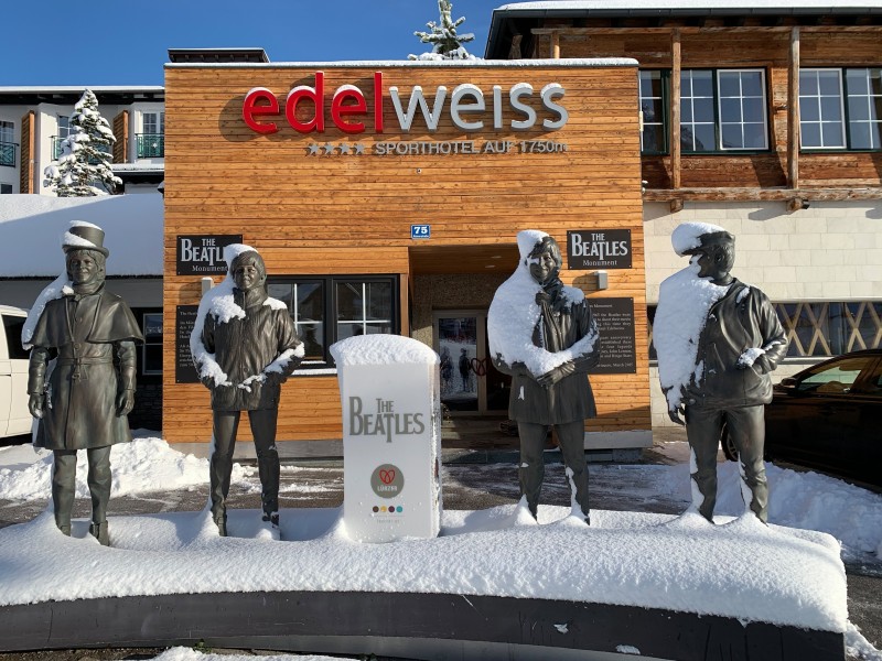 Die Beatles als Begrüßungskommitee vor dem Haupteingang des Hotels. Die lebensgroßen Statuen wurden 2015 aufgestellt.
