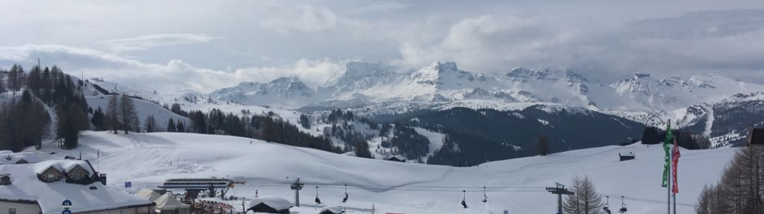 Schon am Freitag verdichtet sich der Himmel über Alta Badia. Am Samstag kommt es hier zu anhaltenden Schneefällen.
