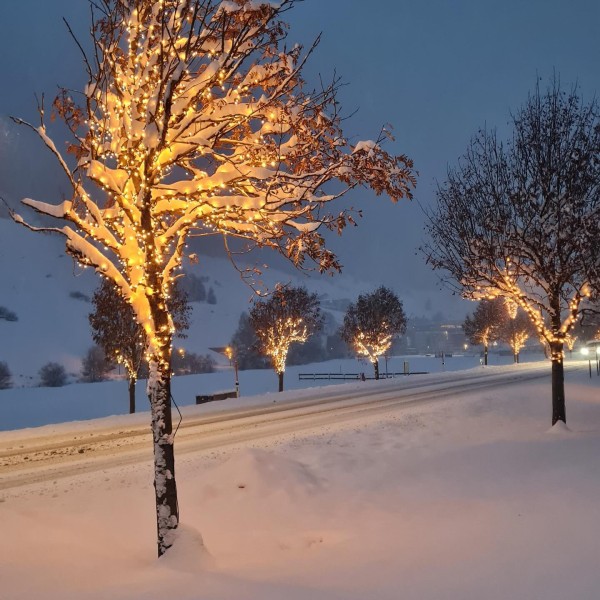 Tief verschneit präsentiert sich Ischgl heuer zum Saisonstart. Seit Donnerstag laufen hier die Skilifte. Bis zu 90cm Neuschnee könnten hier am Wochenende hinzukommen.