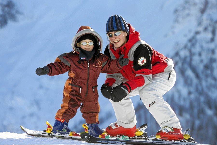 Mit viel Spaß können die Pistenflöhe das ABC des Wintersports erlernen.