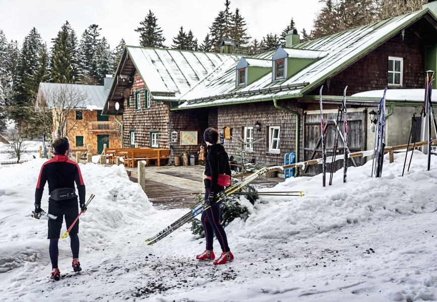 Gemütlich einkehren in die Schareben Hütte in Bodenmais nach viel Action auf der Langlauf-Loipe.