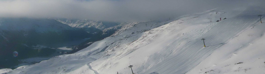 Blick von der Corviglia auf die Talstation der Seilbahn auf den Piz Nair.