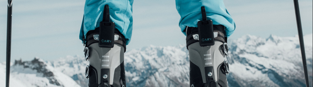Der Tracker wird hinten am Skischuh befestigt.