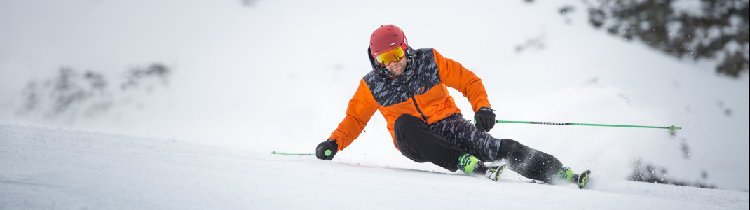 Die richtige Kleidung ist für einen perfekten Skitag entscheidend.
