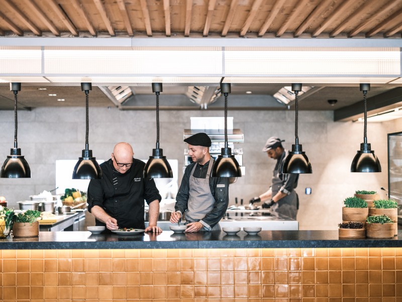 Küchenchef Federico Carsili und sein Team sorgen für kulinarische Gipfelstürme.