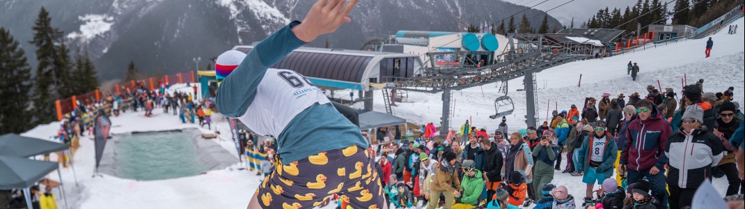 Mit Anlauf über den Eiskanal geht es für die Teilnehmer beim Watersurf-Content an der Mittelstation der Bergbahnen See.