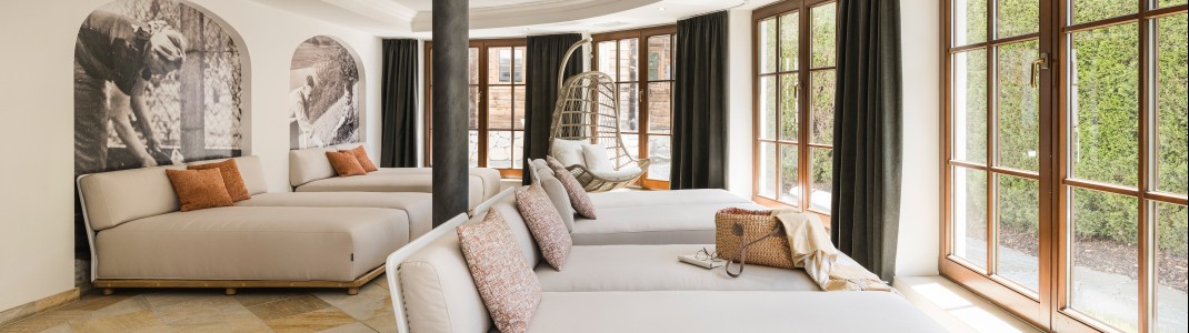 Großzügige Ruheoase mit Wohlfühlambiente – lichtdurchflutet, stilvoll und der perfekte Ort, um nach einem aktiven Wintertag abzuschalten.