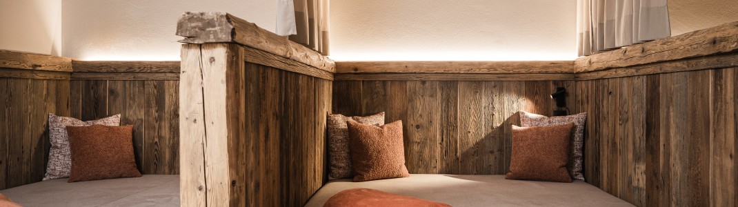 Natürliche Materialien, sanftes Licht und viel Ruhe: In den gemütlichen Rückzugsnischen des Acquapura SPA lässt sich pure Entspannung genießen.