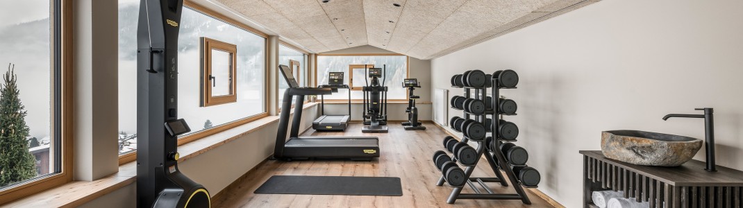 Aktiv mit Aussicht – das neue Fitnessstudio des Falkensteinerhofs bietet modernste Geräte und Panoramablick auf die Südtiroler Bergwelt.