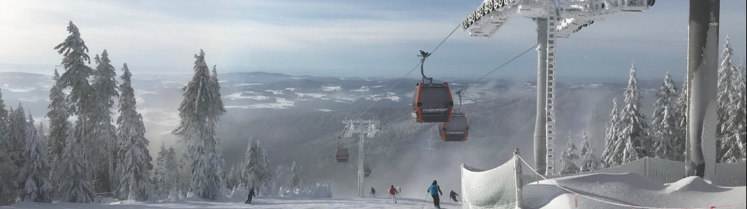 Die Skifahrer fahren direkt unter den neuen Reischlberg-Gondel hindurch.