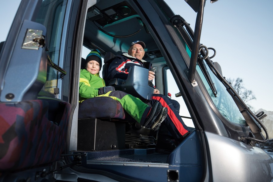 Deine Kleinen können im Ski Juwel auch abseits der Piste vieles entdecken – zum Beispiel als Pistenraupen-Copilot.