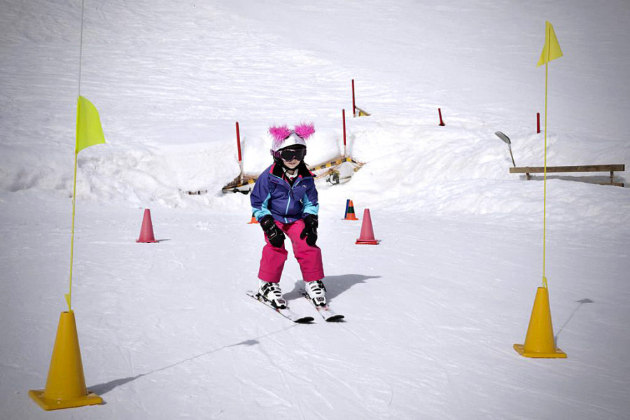 Im Bobo Kinderclub im Skizentrum Hochpustertal in Sillian lernen Kinder spielend das Skifahren.