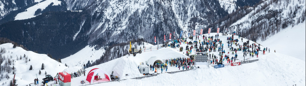 Die Zuschauerarea befindet sich am Lärchfilzkogel. Dort werden die Besucher auch mit einer Liveübertragung auf Riesenleinwand sowie einer großen Auswahl an Essen und Getränken verwöhnt.