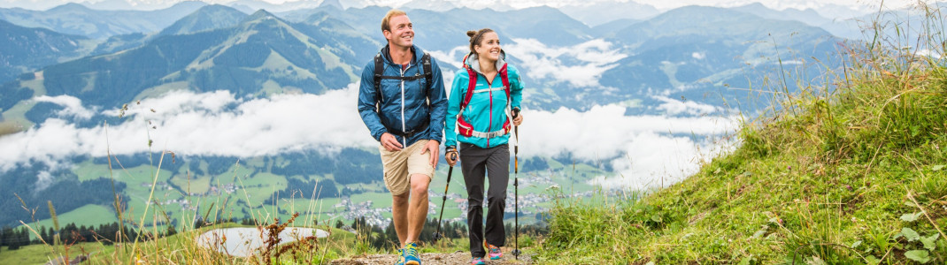 Beim Wandern in den Bergen wird auch der Gleichgewichtssinn geschult. Die Wanderer im Bild sind auf dem Weg zur Hohen Salve in Tirol.