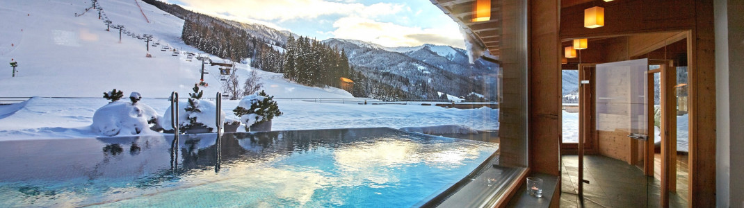 Im obersten Stock des Hotels befindet sich der Rooftop Pool mit direktem Blick auf die Piste.