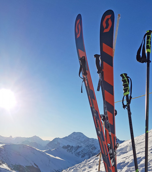 Freeride-Ski erleichtern das Fahren im Tiefschnee.
