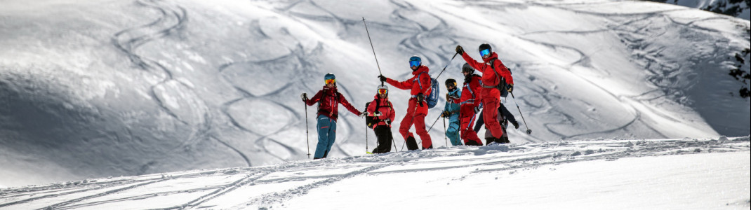 Beim Freeride Testival führen dich Profis durch den Tiefschnee.
