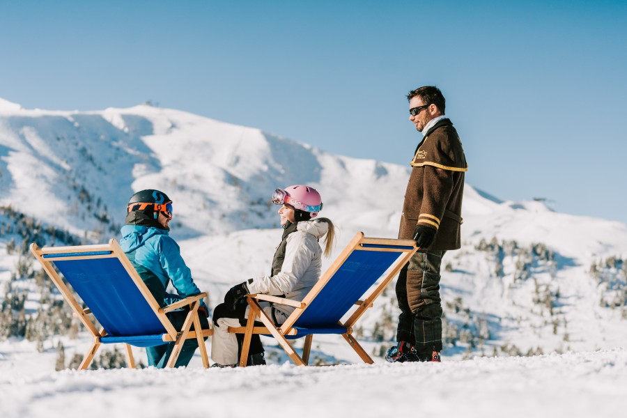 Der Pistenbutler verwöhnt die Gäste im Skigebiet und bringt auch schonmal ein Glas Sekt vorbei.