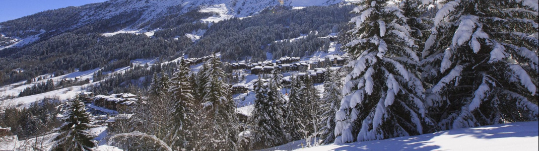 Der idyllische Skiort Valmorel inmitten verschneiter Winterlandschaft