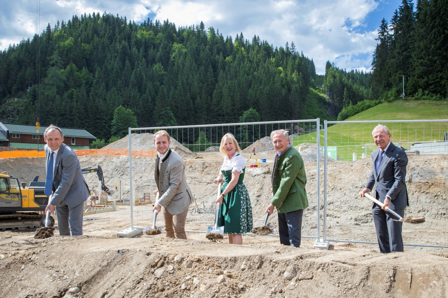 Spatenstich zur neuen Mooslehenbahn mit Bürgermeister Mooslechner, Eigentümerfamilie Moosleitner und Landeshauptmann Haslauer (v.l.).